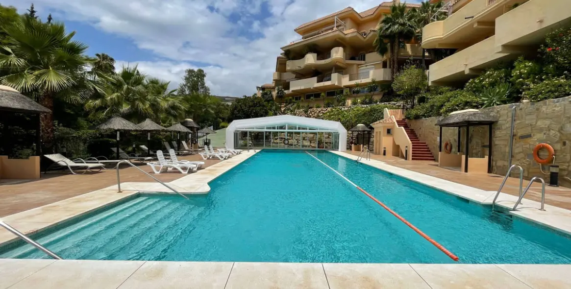 Venta de apartamento en planta media en Nueva Andalucía 10