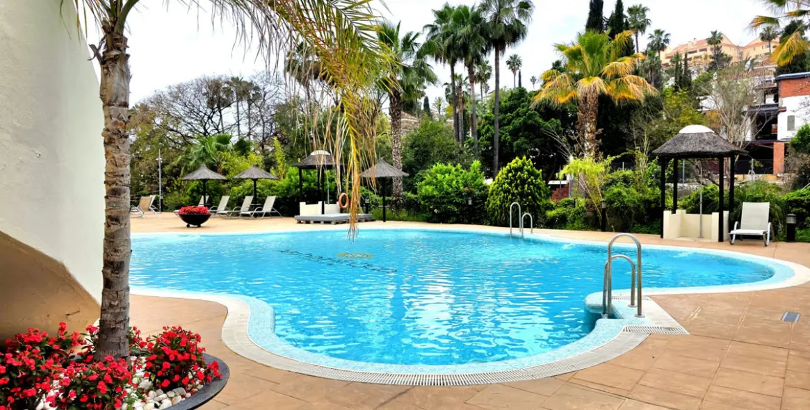 Venta de apartamento en planta media en Nueva Andalucía 14