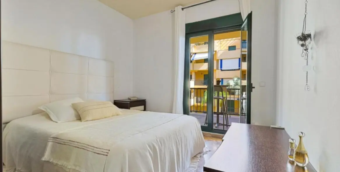 Sale of middle floor apartment in San Pedro de Alcántara 11
