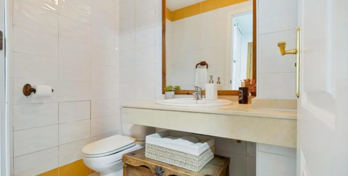 Sale of middle floor apartment in San Pedro de Alcántara 16