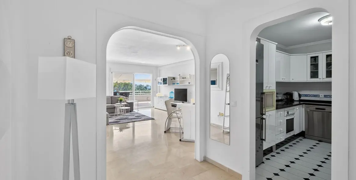 Sale of middle floor apartment in Torrequebrada 3