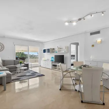 Продажа апартаментов на среднем этаже в Torrequebrada