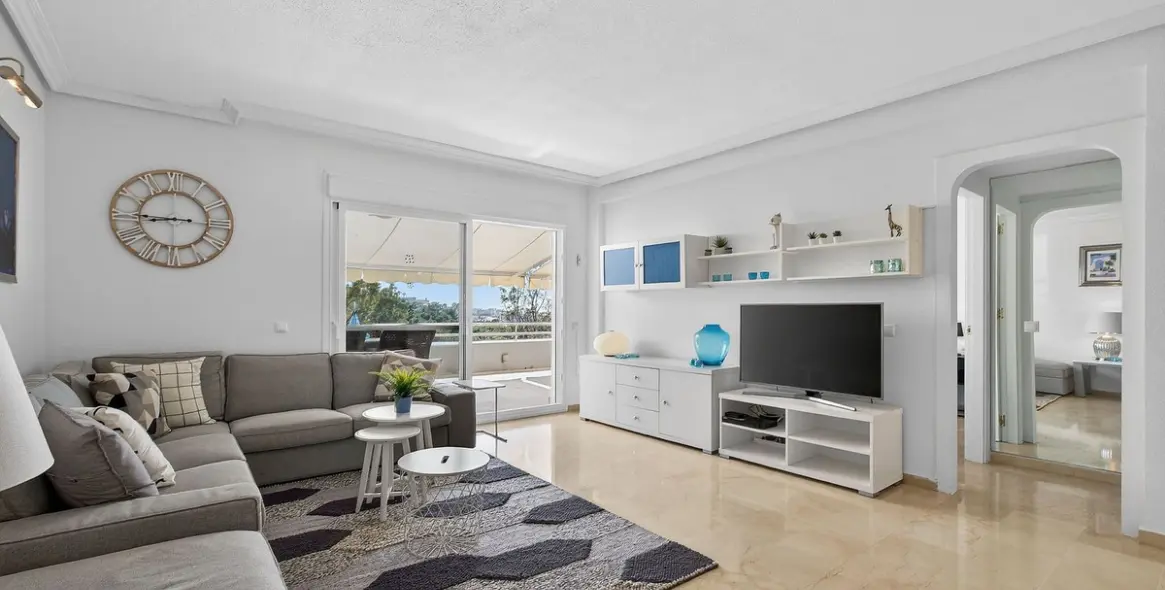 Sale of middle floor apartment in Torrequebrada 5