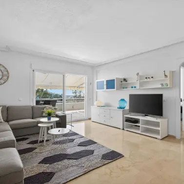 Продажа апартаментов на среднем этаже в Torrequebrada