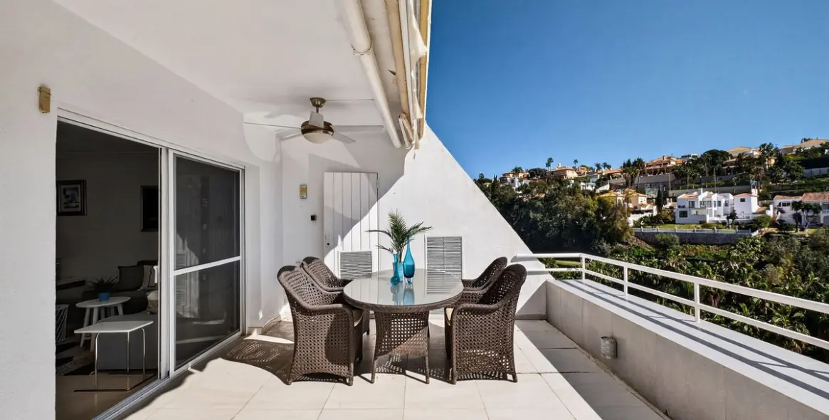 Sale of middle floor apartment in Torrequebrada 8