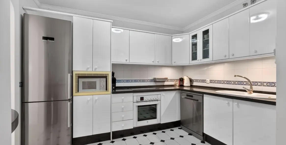 Sale of middle floor apartment in Torrequebrada 14