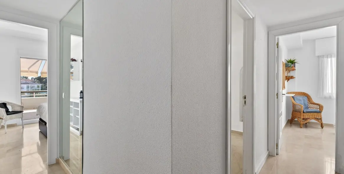 Sale of middle floor apartment in Torrequebrada 19