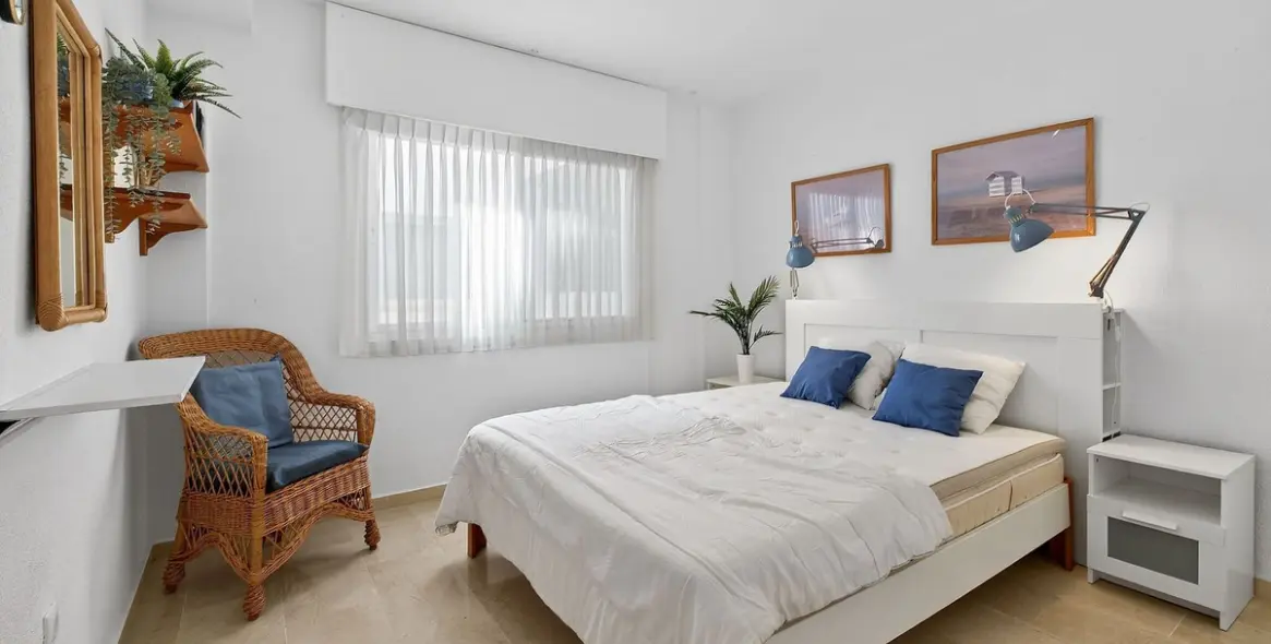 Sale of middle floor apartment in Torrequebrada 20