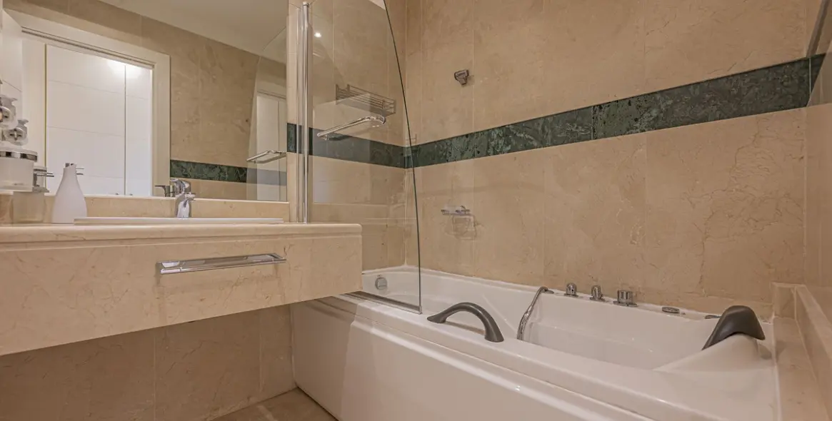 Sale of middle floor apartment in Nueva Andalucía 13