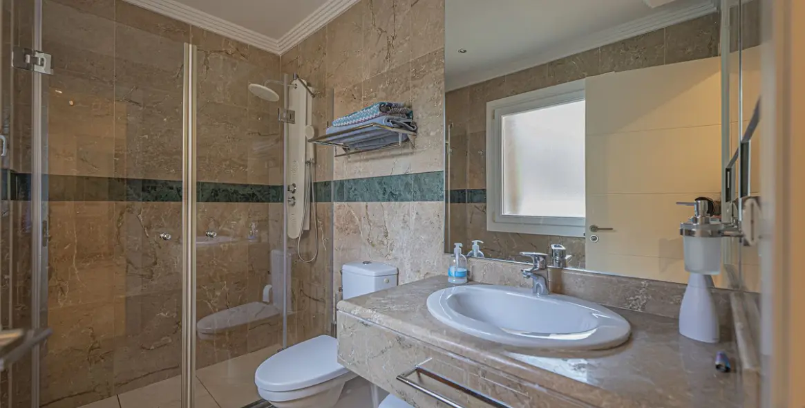 Sale of middle floor apartment in Nueva Andalucía 14