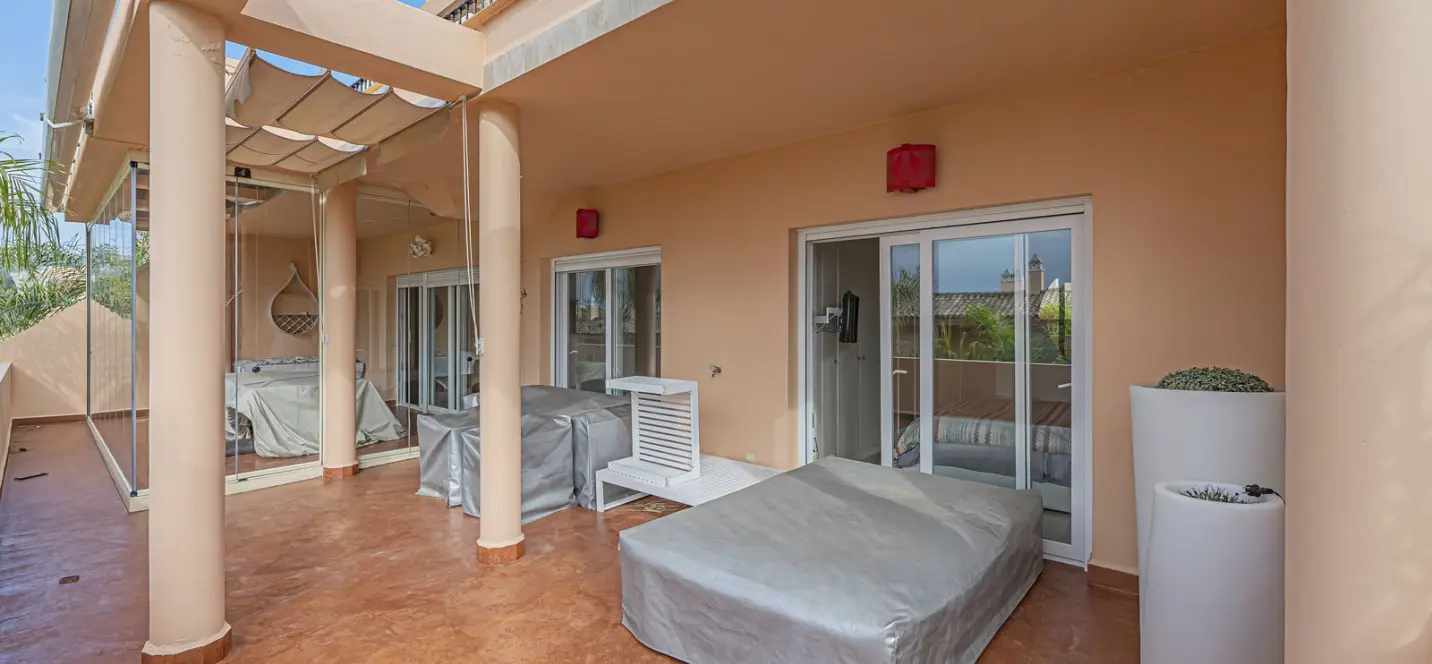 Venta de apartamento en planta media en Nueva Andalucía 1