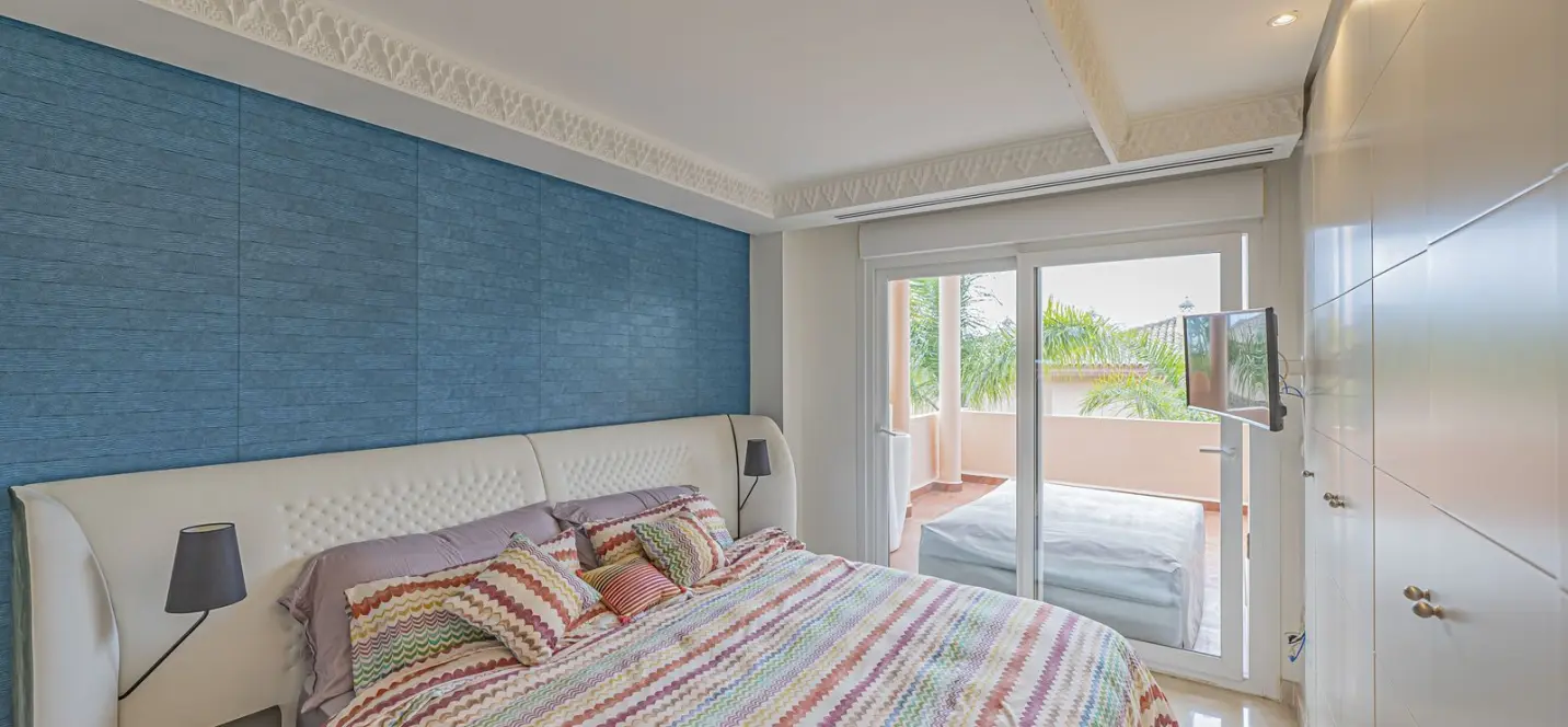 Venta de apartamento en planta media en Nueva Andalucía 2