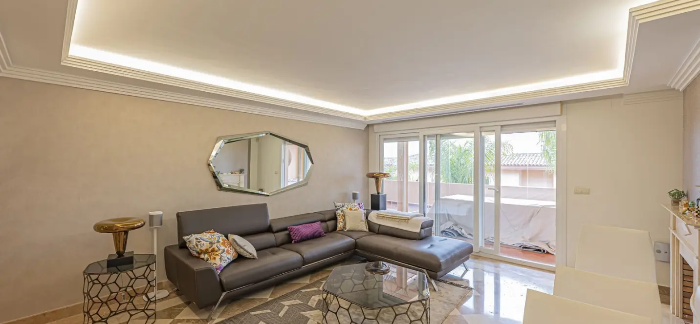 Venta de apartamento en planta media en Nueva Andalucía 3