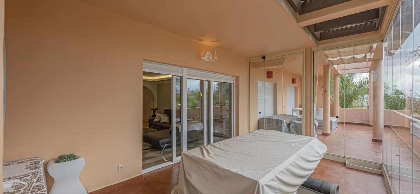Venta de apartamento en planta media en Nueva Andalucía 4