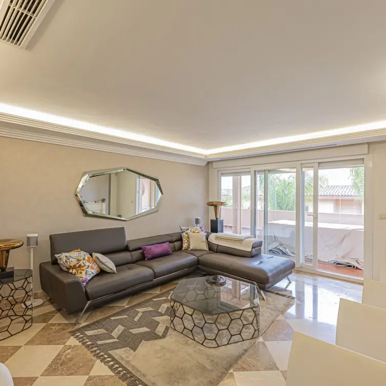 Venta de apartamento en planta media en Nueva Andalucía