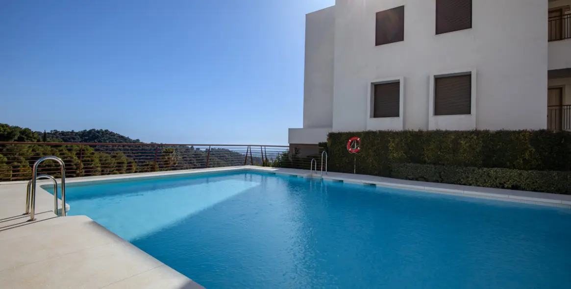 Sale of middle floor apartment in Istán 25