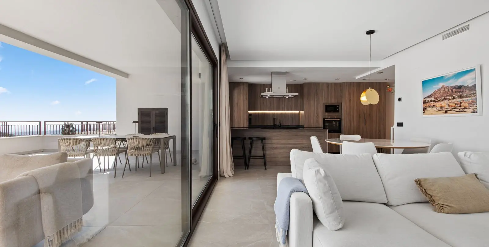 Venta de apartamento en planta media en Istán 1