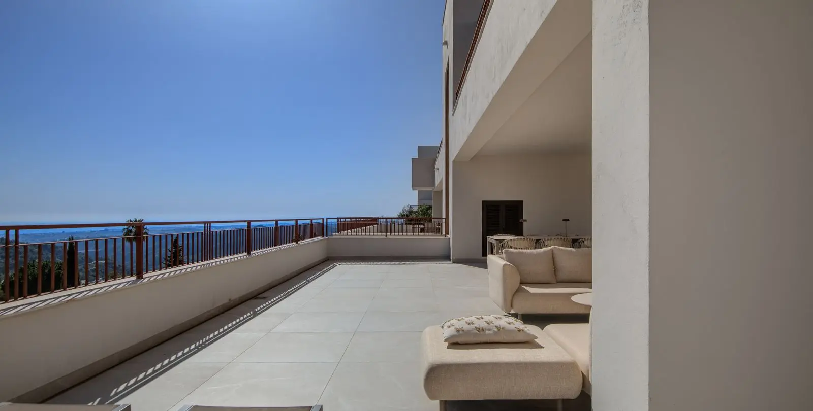 Venta de apartamento en planta media en Istán 3