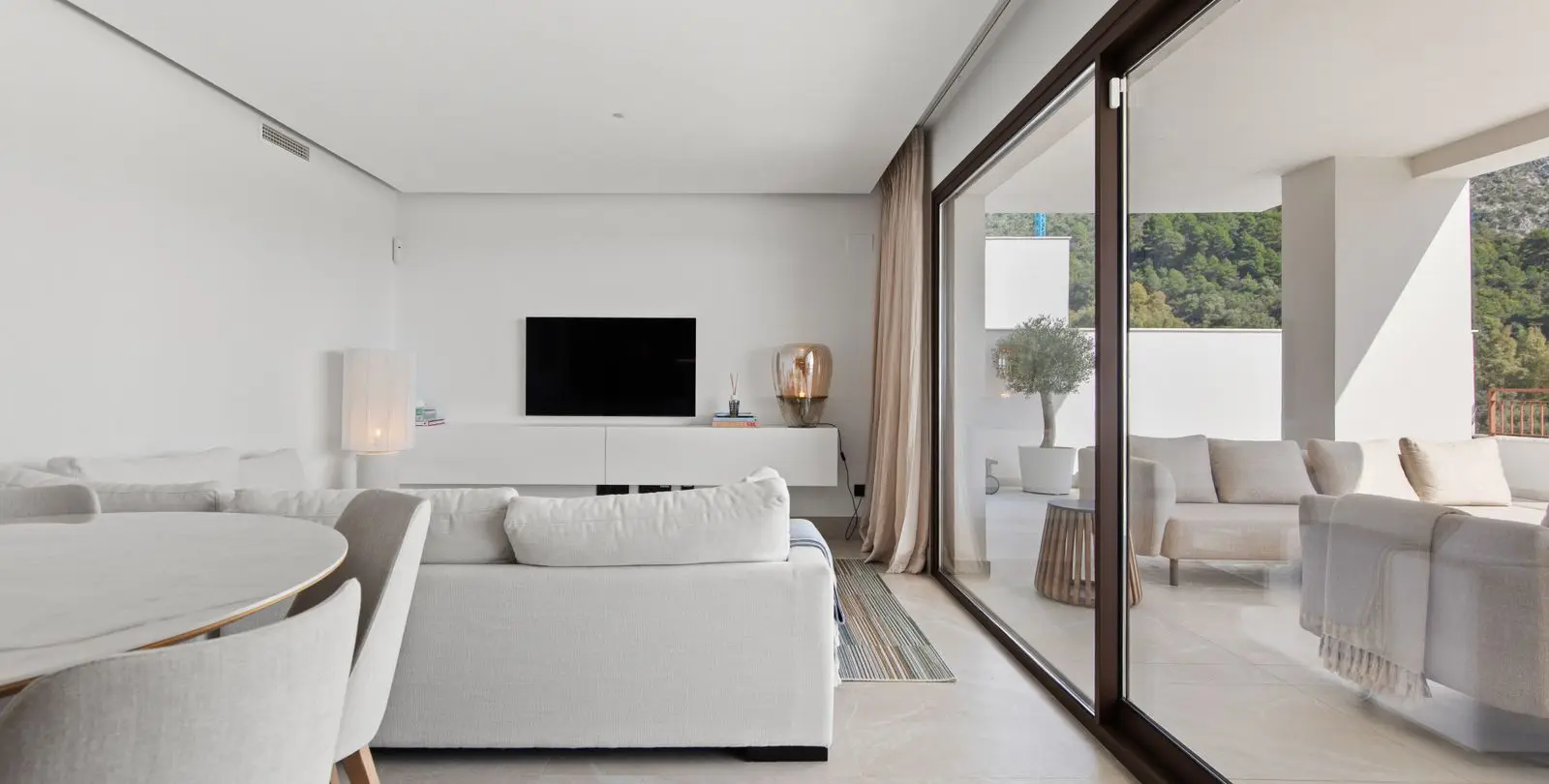 Venta de apartamento en planta media en Istán 8