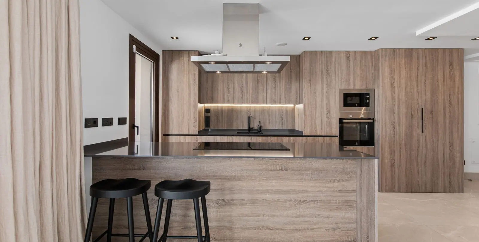 Venta de apartamento en planta media en Istán 13
