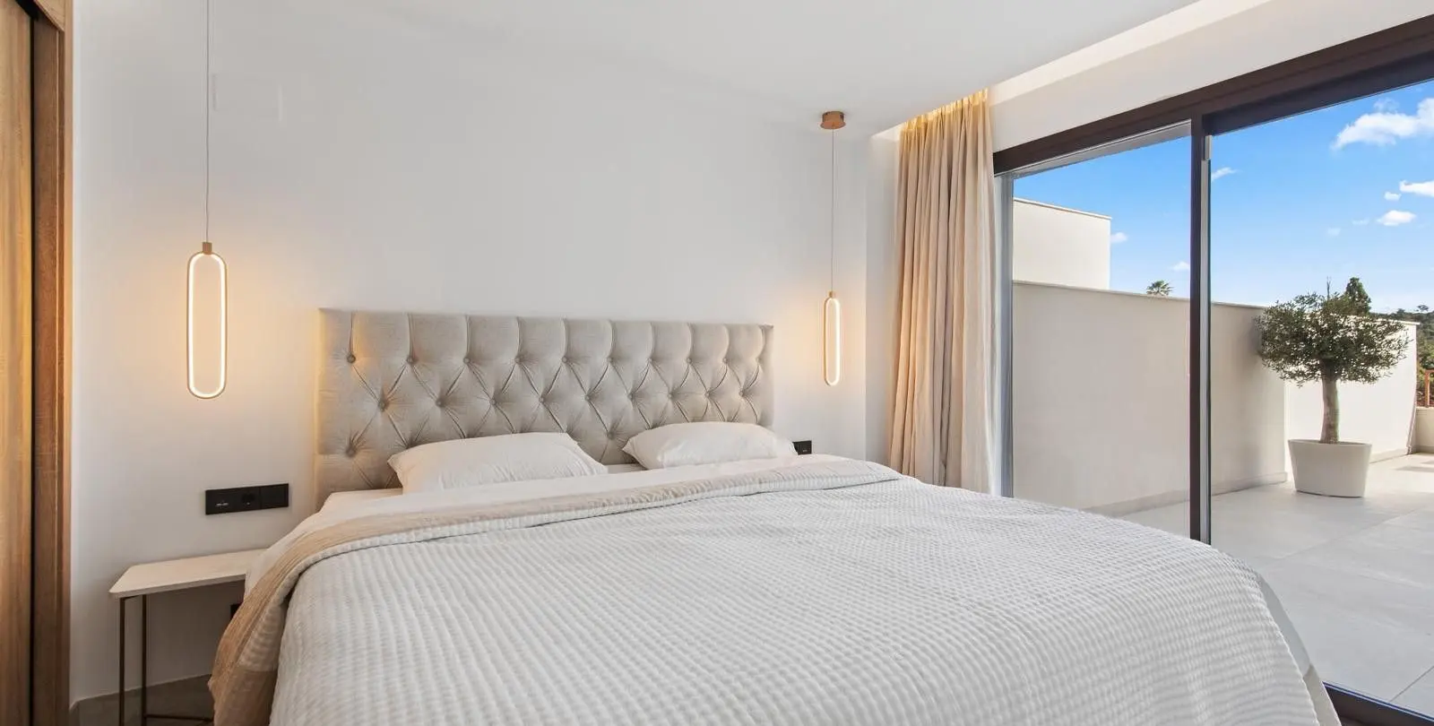 Venta de apartamento en planta media en Istán 14