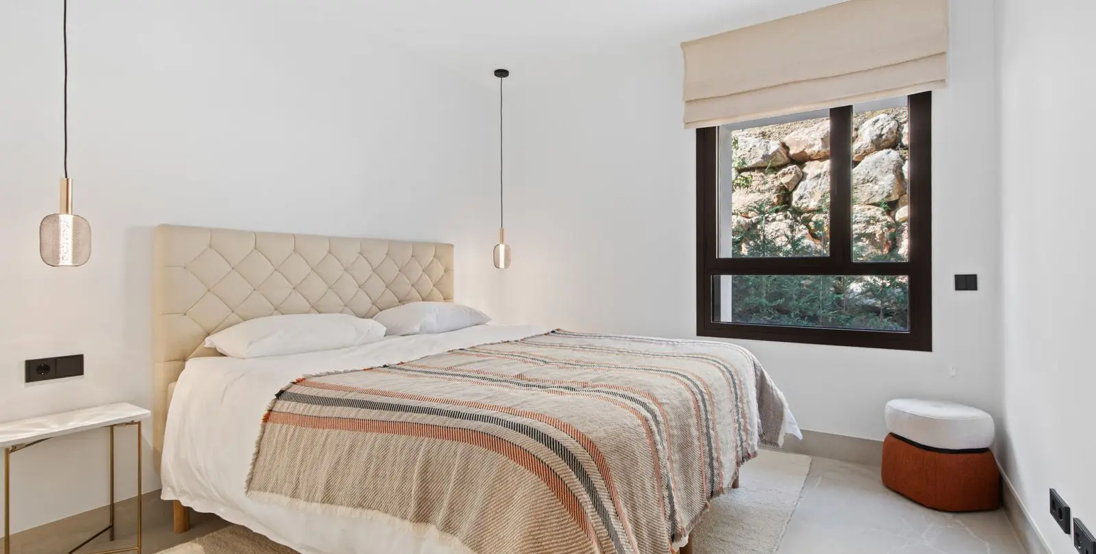 Venta de apartamento en planta media en Istán 19