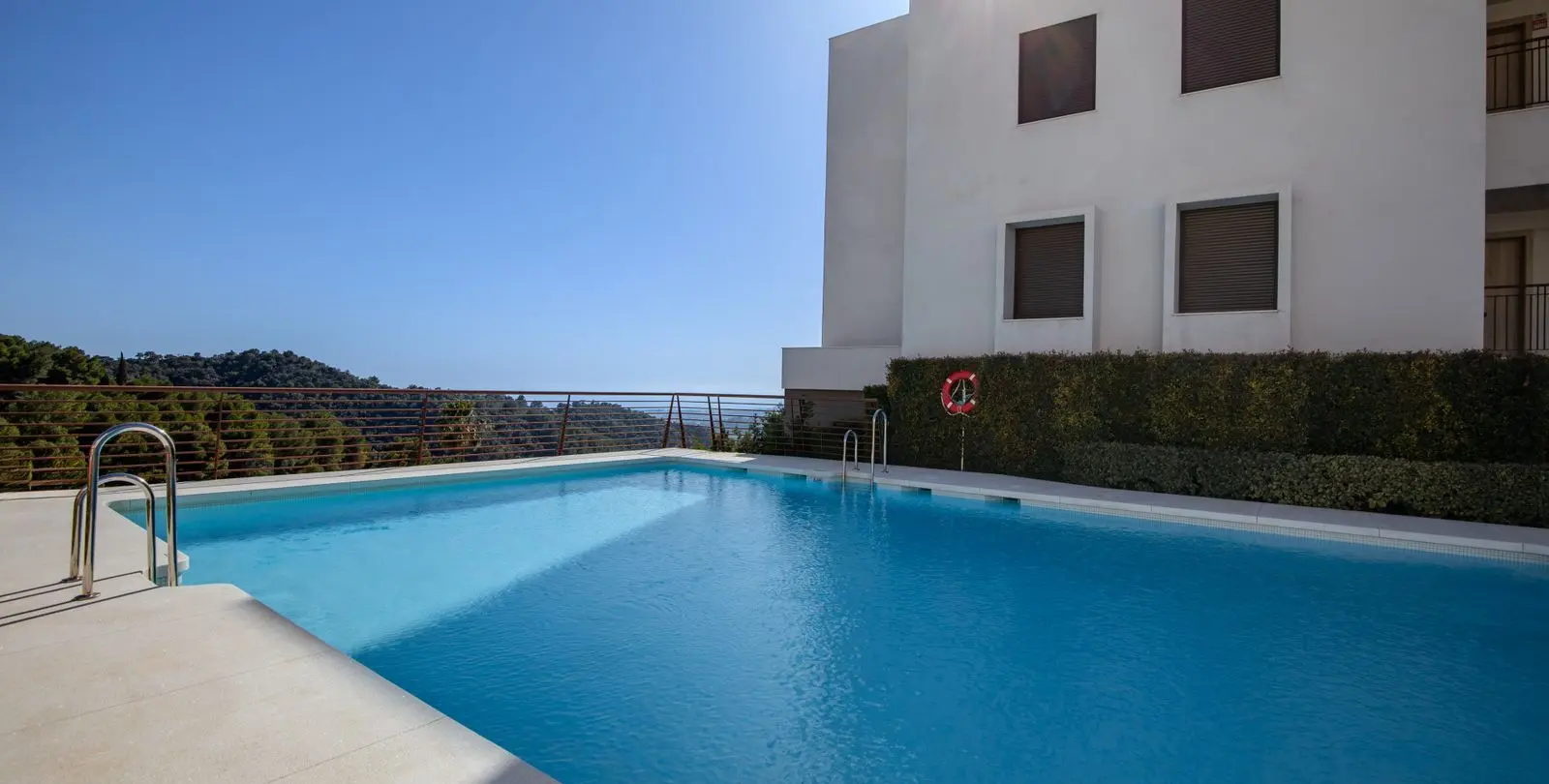 Venta de apartamento en planta media en Istán 23