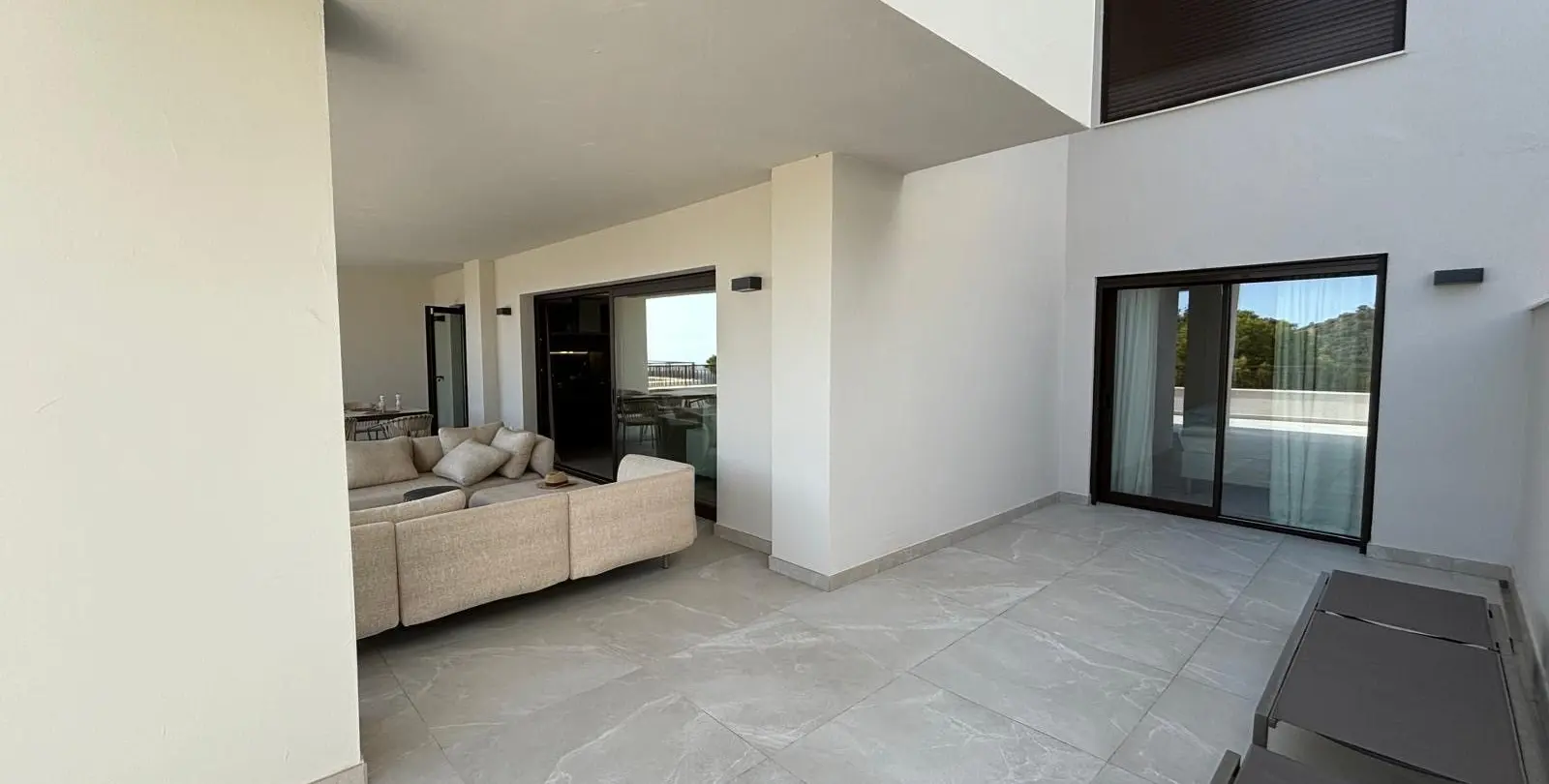 Venta de apartamento en planta media en Istán 25