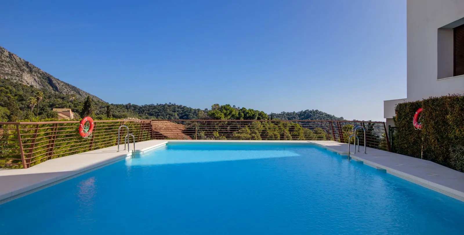 Venta de apartamento en planta media en Istán 26