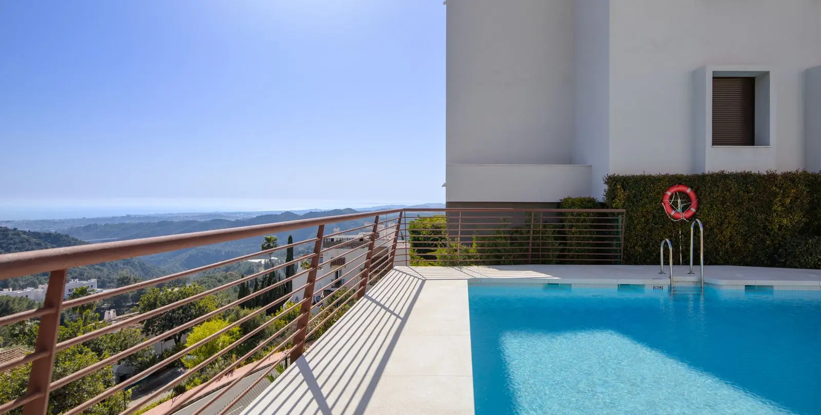 Venta de apartamento en planta media en Istán 27