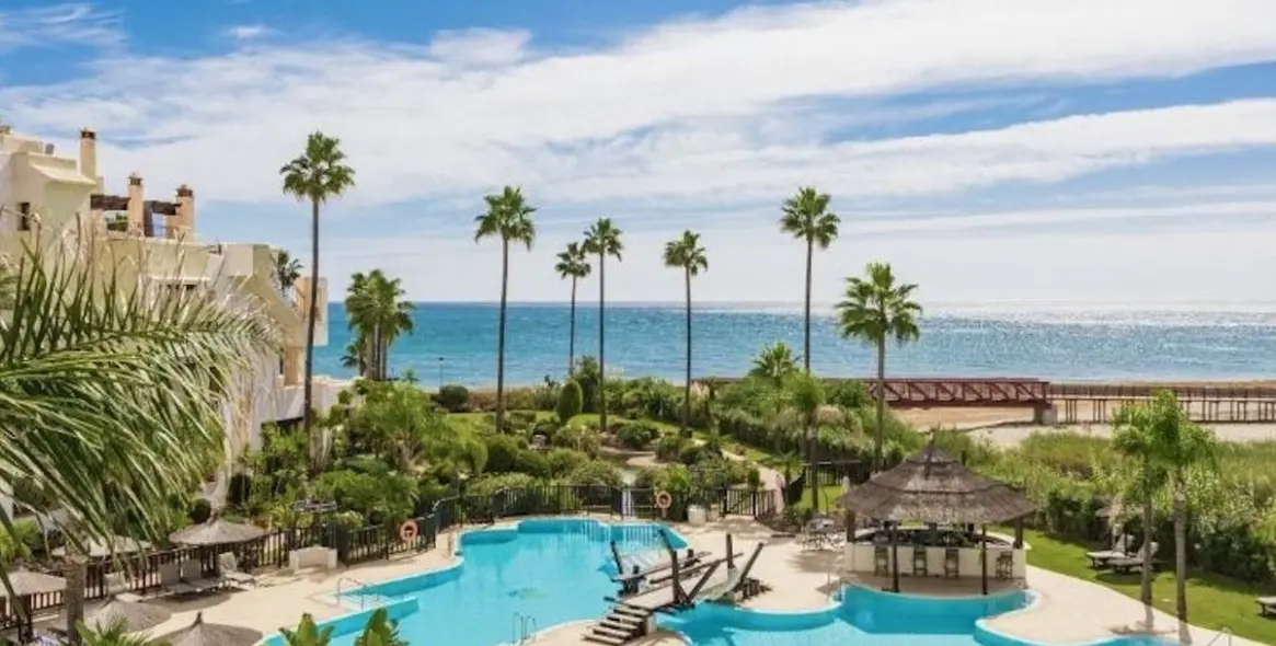 Venta de apartamento en planta baja en New Golden Mile 1