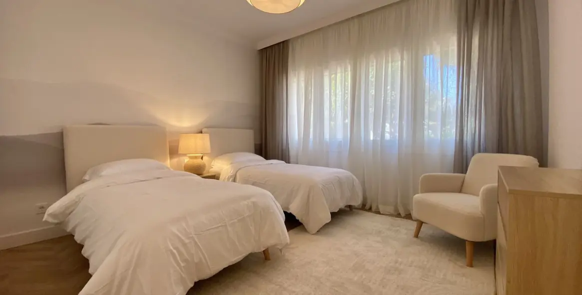 Venta de apartamento en planta baja en New Golden Mile 15