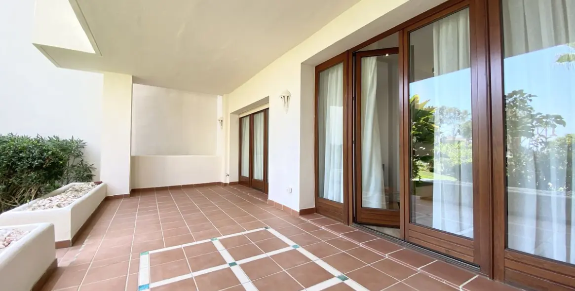 Venta de apartamento en planta baja en New Golden Mile 20