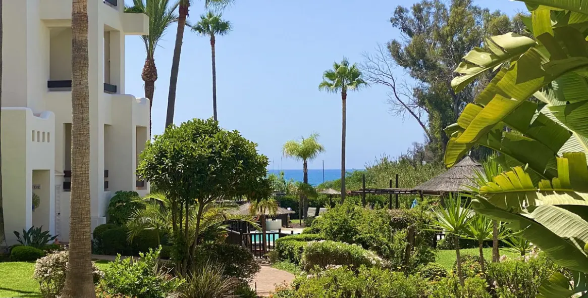 Продажа апартаментов на первом этаже в New Golden Mile 21