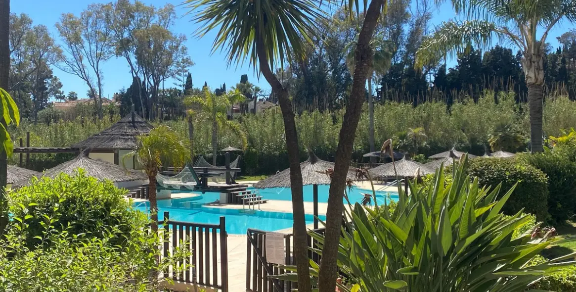 Продажа апартаментов на первом этаже в New Golden Mile 23