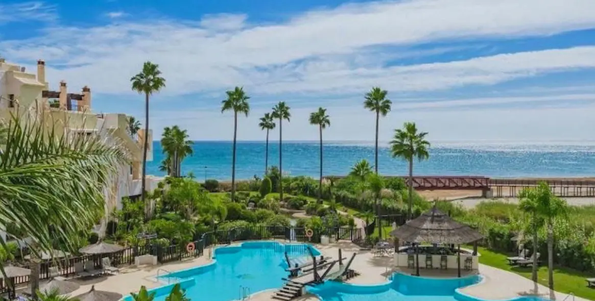 Продажа апартаментов на первом этаже в New Golden Mile 24