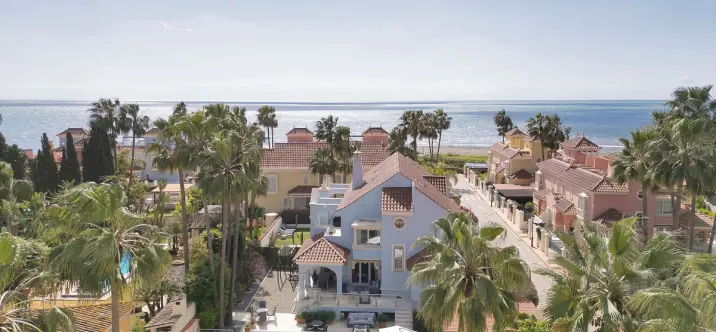 Sale of detached villa in Puerto Banús 1