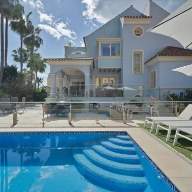 Продажа  отдельно стоящей виллы в Puerto Banús