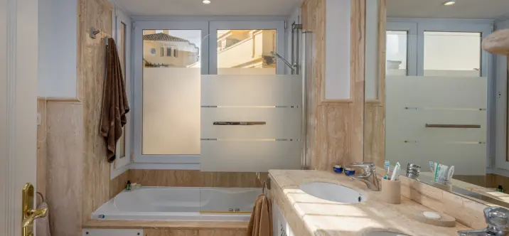 Long-term rent of middle floor apartment in Casares Playa 3