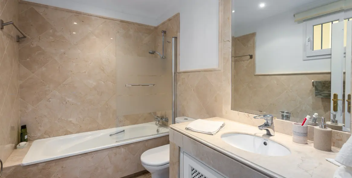 Long-term rent of middle floor apartment in Casares Playa 9