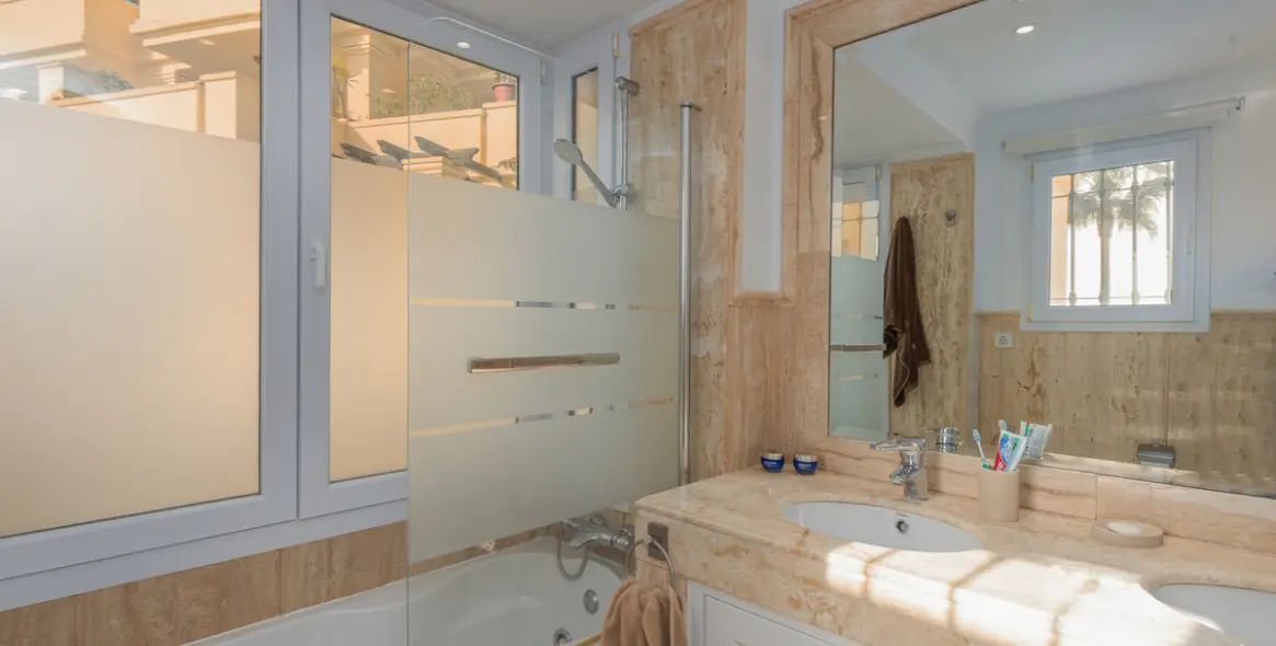 Long-term rent of middle floor apartment in Casares Playa 36