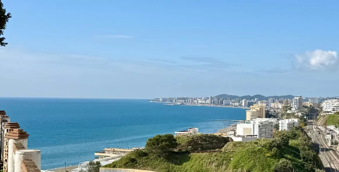 Sale of middle floor apartment in Benalmadena Costa 2