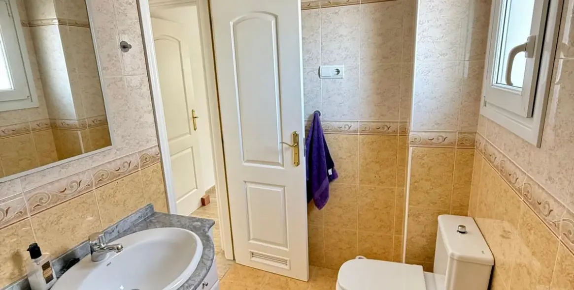 Sale of middle floor apartment in Benalmadena Costa 20