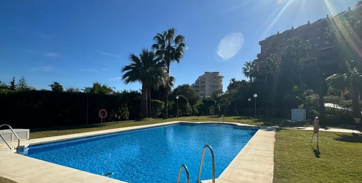 Sale of middle floor apartment in Torrequebrada 15