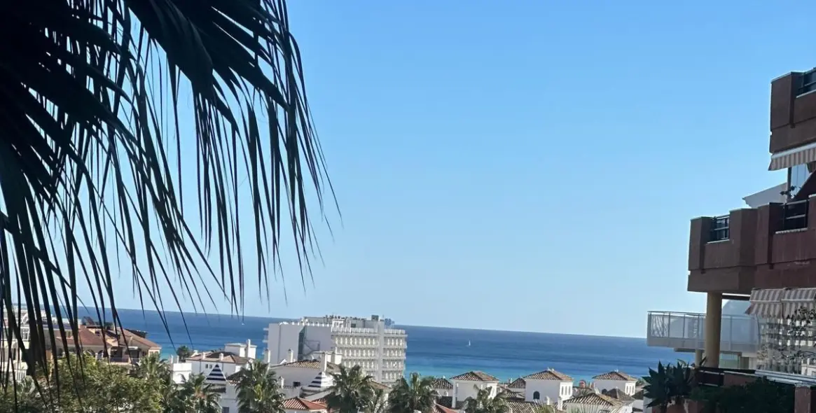 Sale of middle floor apartment in Torrequebrada 16