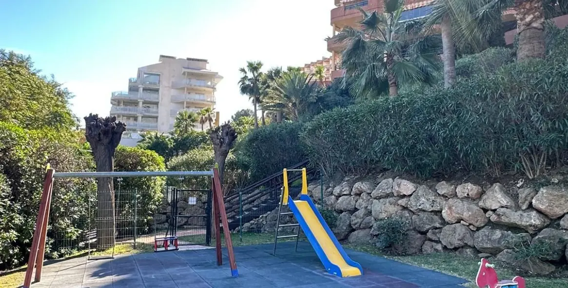 Продажа апартаментов на среднем этаже в Torrequebrada 23