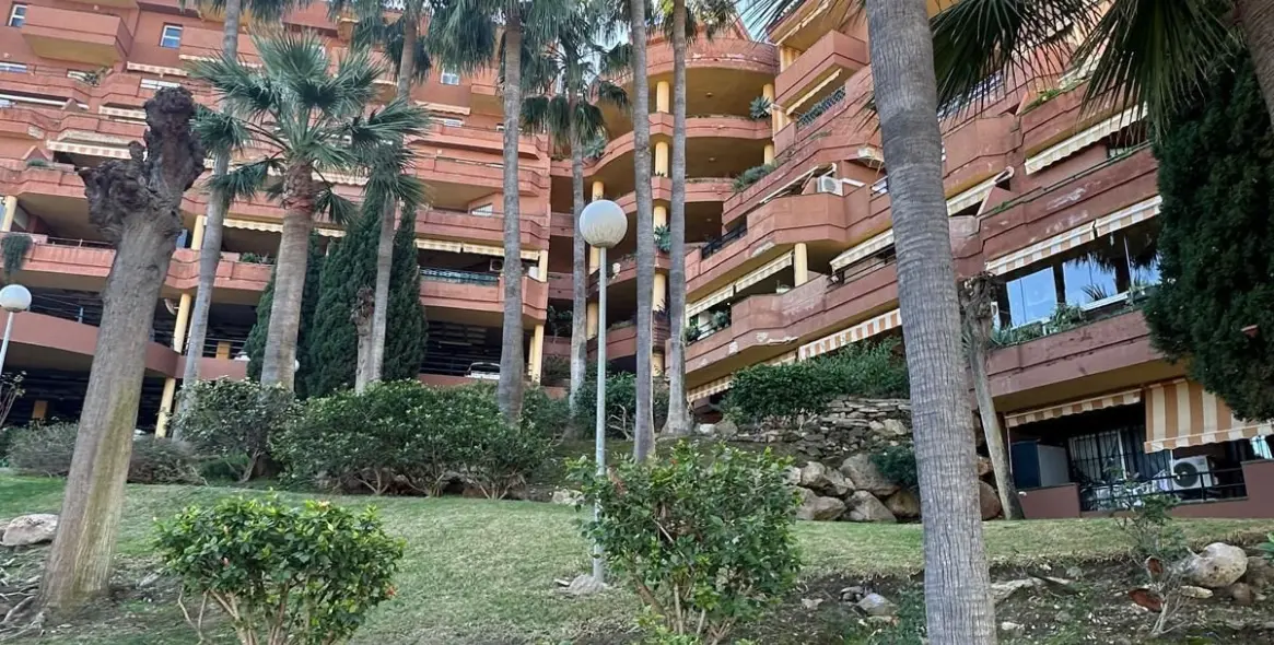 Продажа апартаментов на среднем этаже в Torrequebrada 28