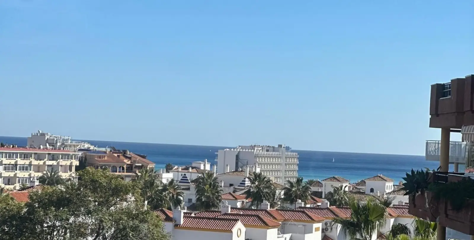 Sale of middle floor apartment in Torrequebrada 24