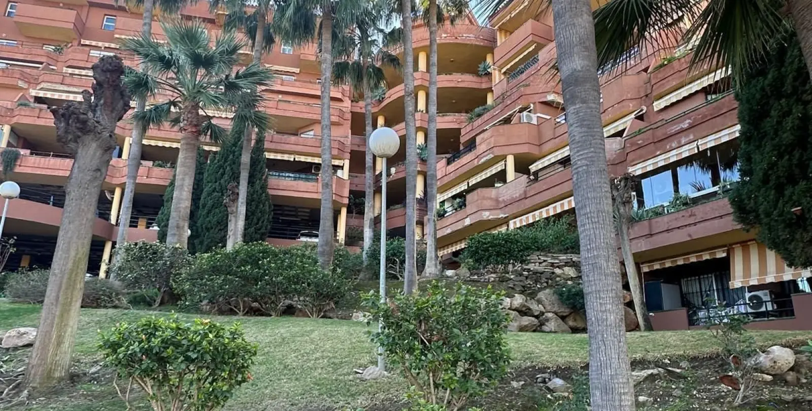 Sale of middle floor apartment in Torrequebrada 28