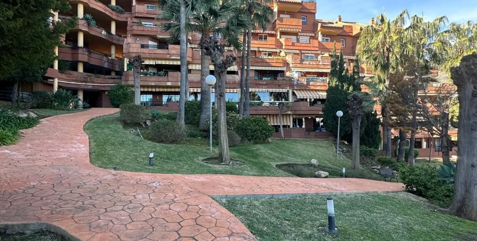 Sale of middle floor apartment in Torrequebrada 29